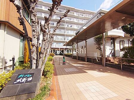 外観グリーンヒル北野田スカイハイツは、大阪府堺市東区南野田にあるファミリー向けのマンションです。南海高野線「北野田」駅が利用でき、駅周辺にはスーパーや銀行、クリニックなど生活に便利立地