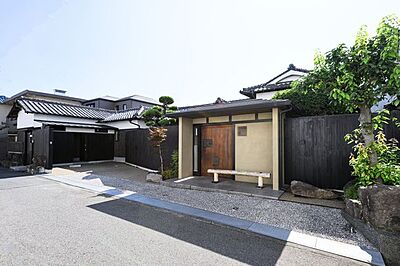 外観:外観から溢れ出す風格は家屋内の魅力を包み込むに相応しい見映えです。 外観:外観から溢れ出す風格は家屋内の魅力を包み込むに相応しい見映えです。