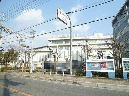 富田林市役所 徒歩31分。 2440m