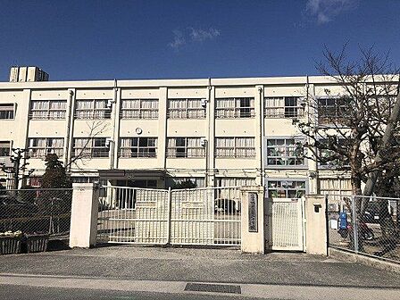 富田林市立第二中学校 徒歩12分。 900m