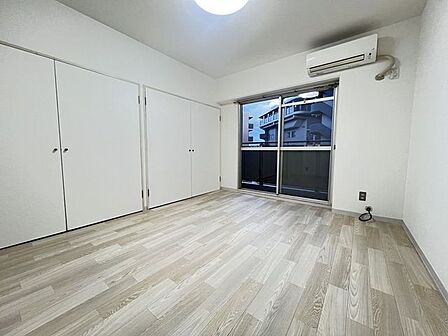 バルコニーに面した洋室は日当り・通風良好です♪収納スペースがあるので、お部屋が片付き広く使えます♪