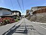 外観：前面道路を含む現地写真