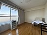 室内：■洋室　6帖■お陽さまの光をさわやかな風をたっぷりとりこめます。室内はいつも明るい印象なので気持ちの良い朝を迎えられます。毎日の生活も明るくなりそうです。■