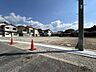 外観：■前面道路を含む現地写真■近隣商業施設充実■建築条件無し■お好きなハウスメーカーや工務店で建築して頂けます■