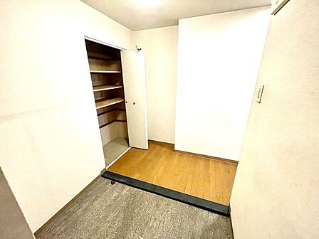 ■玄関■家族みんなの靴などを片付けられる備え付けのシューズボックスもあり、綺麗な玄関を保てそうです。■
