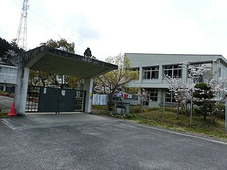 河内長野市立南花台中学校 徒歩11分。 840m