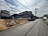 外観：前面道路を含む現地写真