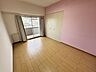 室内：■洋室7帖■主寝室としてもお使いいただける7帖の洋室。ご夫婦の洋服をしまえる収納スペース確保しております。■