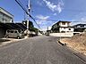 外観：前面道路を含む現地写真