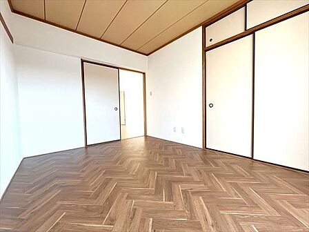 南側6帖洋室：収納がしっかりあるので、お部屋を広くお使いただけます。小物なども収納できるのでレイアウトも楽しむことができそうです。