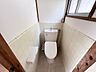 トイレ：トイレ：窓があり、電気をつけなくても日中は明るく爽やかなトイレになっています。