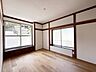 洋室：6帖洋室：大きな窓からたっぷりの日差しが入り、明るいお部屋になっています。