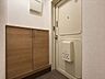 玄関：玄関：下駄箱もあるので玄関を広くお使いいただけそうです。※実際の写真から家具等を消すCG加工をしています。