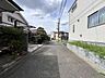 その他：幅員約4mの前面道路です。普通車が1台通れる幅となります。大型車の通行が少ないので、振動や騒音が抑えられます。