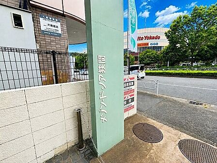 館銘板：シンプルなデザインがおしゃれです。※実際の写真をもとにCG加工をしています。