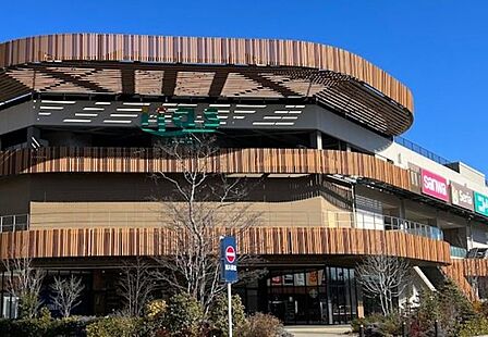 イーアス　高尾高尾駅から徒歩約6分とアクセス良好。衣類や家具、グルメ、アミューズメント施設など約120店舗が揃った大型ショッピングセンターです。 1110m