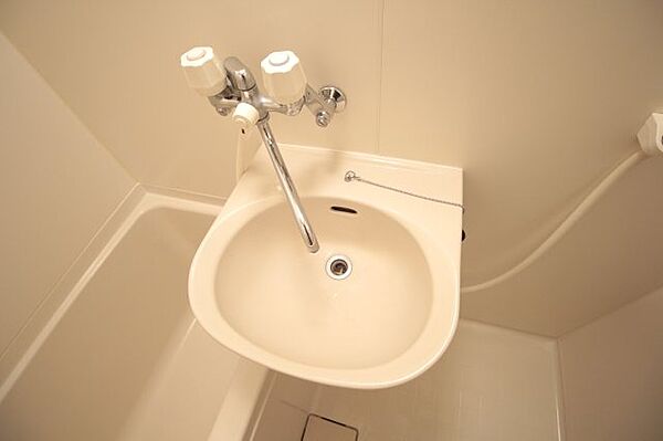 画像7:お風呂の隣に洗面器があるので、すぐ顔が洗えます♪ ※写真は別室です