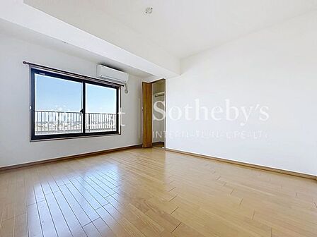 ◆洋室◆落ち着いた色味のフローリングや建具になりくつろぎの居室になります！広さもありますのでご夫婦の主寝室としてお使いいただくのもオススメになります！