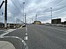 その他：【前面道路】前面道路写真。幅員が広い道路では駐車場に侵入などしやすく助かりますね。