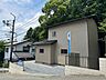 駐車場：【リフォーム済】駐車場写真　玄関ポーチ周辺を解体し、駐車場を拡張しました。建物向かって右側も敷地有りますので、バイクや自転車も停められます。