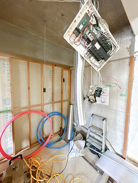 【リフォーム中　8/21撮影】お風呂場の様子です。既存のお風呂を解体いたしました。これからハウステック製の新品ユニットバスを設置いたします。