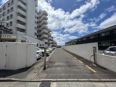 【駐車場】敷地内駐車場の様子です。