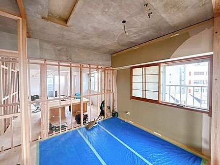 【リフォーム中　8/21撮影】和室約4.5帖です。今風の琉球畳に交換します。障子張り替え、建具の交換も行います。