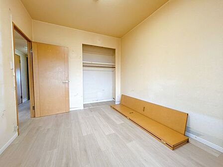 【リフォーム中】約7帖の洋室別角度写真です。こちらも広い収納が備え付けされております。