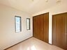 子供部屋：【リフォーム前】2階洋室約4.5帖です。2面採光のお部屋ですので日当たりが良いです。これからハウスクリーニングを行います。