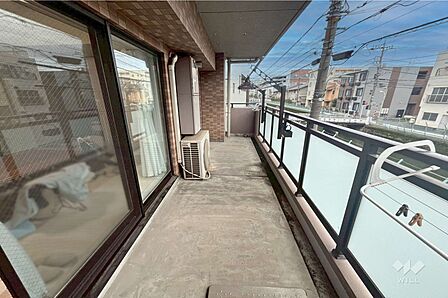 バルコニー2階部分で、周辺に大きな建物もなく、日当たり、風通し良好です。洗濯物が早く乾きそうですね。