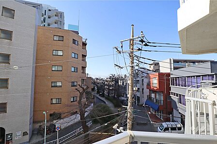 バルコニーからの眺め(西方向)洗濯物もよく乾きそうです。