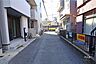 外観：物件の北西側前面道路（北側から）。車通りが少なく、お子様連れにも安心の環境です。