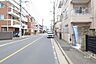 外観：物件の北側前面道路（西側から）