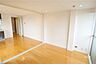 寝室：洋室開放的なお部屋です。
