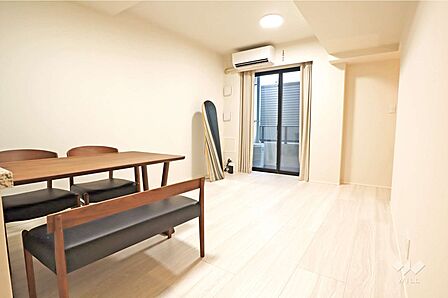 LDK13.4帖。梁や柱が無いため家具の配置がしやすい間取りとなっています。床暖房付きで冬も暖かく過ごせます。