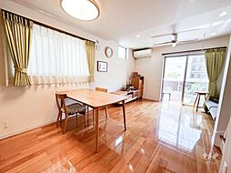 LDK窓から差し込む光がお部屋の雰囲気を明るくします。