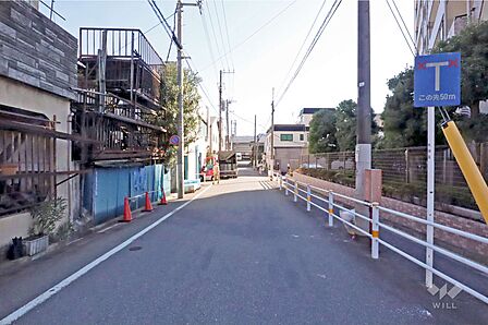 敷地北東側の前面道路(北西側から)