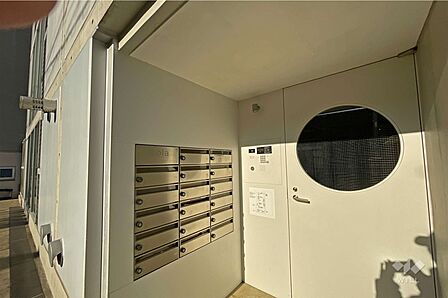 エントランスはオートロック付きです。
