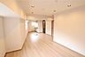 リビング/ダイニング：LDK約15帖自然光が差し込む明るいお部屋です。