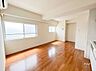 リビング/ダイニング：LDK約8.5帖あります。窓から差し込む光がお部屋の雰囲気を明るくします。ソファーやダイニングテーブルを置いて憩いの場としてゆっくり過ごすことができます。（CG加工で家具を消しております）