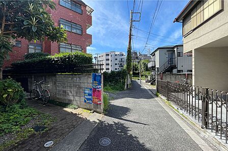 敷地の西側前面道路(北側から)