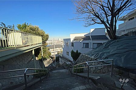 敷地西側の前面道路(南側から)