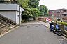 外観：物件の南西側前面道路（西側から）［2026年9月10日撮影］
