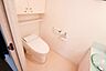 トイレ：トイレ手洗いも設置しており、すっきりとした空間です。（CG加工で家具を消しております）
