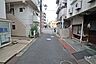 外観：物件の東側前面道路（北側から）［2024年9月28日撮影］