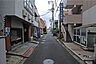 外観：物件の東側前面道路（南側から）［2024年9月28日撮影］