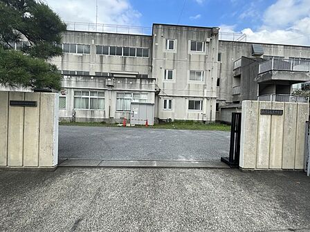 松葉中学校まで 350m 徒歩約5分●目指す生徒像「好奇心にあふれ、生きた学びができる」「自ら考え、判断し、行動できる」「思いやりのあるコミュニケーションができる」