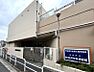 周辺：新松戸中央保育所　260ｍ　徒歩約4分　市立：【開園時間】（平日）午前7時から午後7時まで（土曜）午前7時から午後6時まで【定員】145人【受入年齢】生後6ヶ月から小学校就学時未満