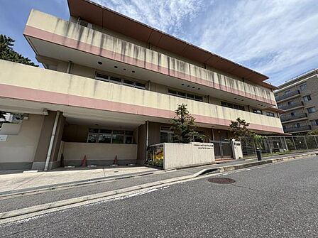 はなみずきこども園まで 317m 徒歩約4分 対象年齢は生後57日~就学前。広々した遊戯室では雨の日も思いっきり遊べます