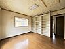 室内：8帖洋室は収納棚付きでゆとりある広さ！主寝室や趣味部屋に最適です♪